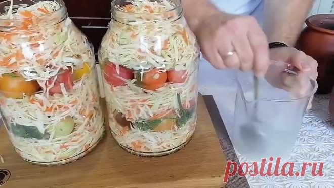 Зеленые помидоры с капустой на зиму! Просто сложите все в одну банку слоями