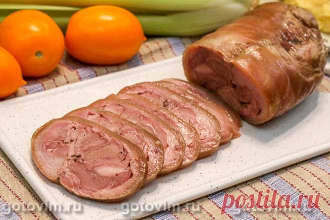 Рулет из рульки вареный в пленке (или пакете для запекания). Рецепт с фото Будем готовить рульку. На этот раз сначала удалим из неё кость, отделим мясо от кожи, а затем скрутим рулетом. Рулет обернем пищевой пленкой и отправим вариться в кастрюлю на самом слабом огне 3-3.5 часа. Почему так долго и на слабом огне? А чтобы цвет мяса на разрезе был вот такой аппетитный. Про вкус и говорить нечего. Не рулька, а песня. 

