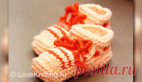 Пинетки для малыша - Эфария Предлагаем вам связать с нежностью и любовью чудесные пинетки для первых шагов своего малыша. Размер: 9 месяцев ВАМ ПОНАДОБИТСЯ 50 г розовой и немного оранжевой пряжи (100% акрил, 100 г/50 м); спицы № 3,25; крючок № 4. УЗОРЫ Платочная вязка: лиц. р. и изн. р. – лиц. п.; Лицевая гладь: лиц. р. – лиц. п.,