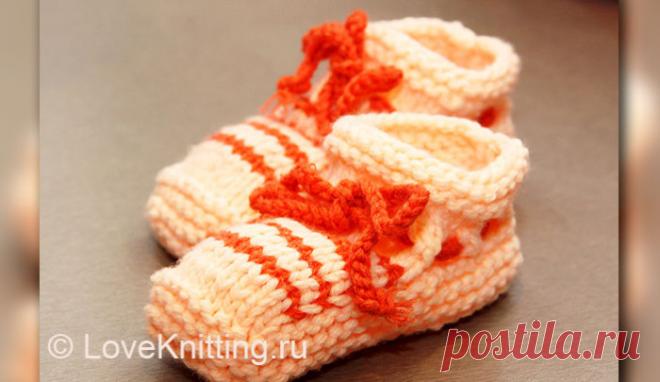 Пинетки для малыша - Эфария Предлагаем вам связать с нежностью и любовью чудесные пинетки для первых шагов своего малыша. Размер: 9 месяцев ВАМ ПОНАДОБИТСЯ 50 г розовой и немного оранжевой пряжи (100% акрил, 100 г/50 м); спицы № 3,25; крючок № 4. УЗОРЫ Платочная вязка: лиц. р. и изн. р. – лиц. п.; Лицевая гладь: лиц. р. – лиц. п.,