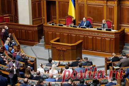 На Украине отреагировали на информацию о переименовании партии «Слуга народа». Информация о переименовании партии президента Украины Владимира Зеленского «Слуга народа» неправдива. Появившиеся ранее в СМИ слухи опровергла пресс-секретарь партии Юлия Палийчук. Ранее отмечалось, что возможное переименование связано с предстоящими выборами в Верховную Раду, намеченными на 2023 год.