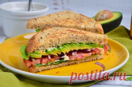 Вегетарианские бутерброды со шпинатом – простой и вкусный рецепт с фото (пошагово) Бутербродами с зеленью и овощами уже никого не удивишь. Поэтому делюсь одним из своих любимых рецептов со шпинатом и фиолетовым луком. Подойдет вегетарианцам и тем, кто постоянно сидит на диете. Можете готовить его даже детям, но выбирайте лук послаще.