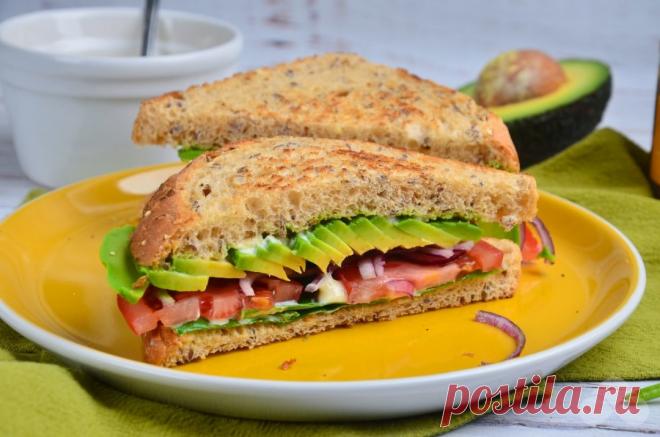 Вегетарианские бутерброды со шпинатом – простой и вкусный рецепт с фото (пошагово) Бутербродами с зеленью и овощами уже никого не удивишь. Поэтому делюсь одним из своих любимых рецептов со шпинатом и фиолетовым луком. Подойдет вегетарианцам и тем, кто постоянно сидит на диете. Можете готовить его даже детям, но выбирайте лук послаще.