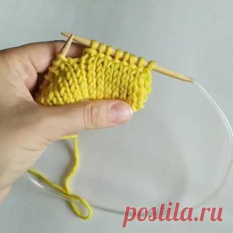 Фабричный кетельный шов.
Полезность от @kwiki_knitting
Такой способ используют для вязания толстовок, снудов, а также для для оформления низа изделия на свитерах.
Листайте карусель, там наглядный пример с таким способом кеттельного шва.