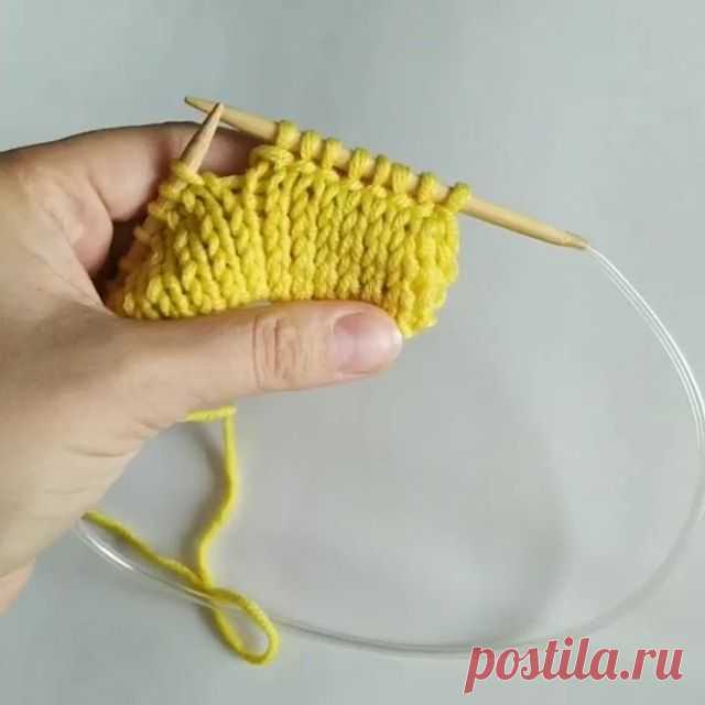 Фабричный кетельный шов.
Полезность от @kwiki_knitting
Такой способ используют для вязания толстовок, снудов, а также для для оформления низа изделия на свитерах.

Листайте карусель, там наглядный пример с таким способом кеттельного шва.