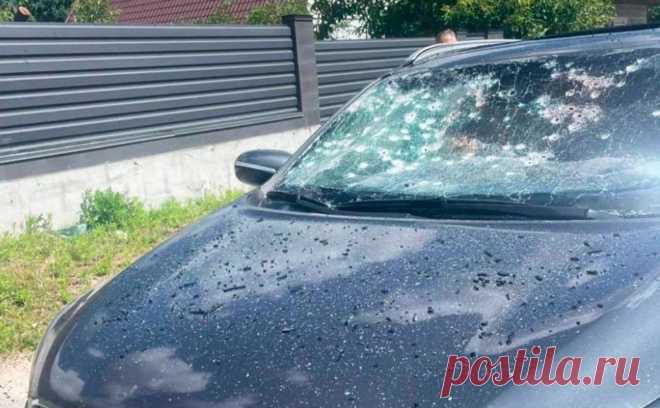 В Буче мужчина подорвался в машине из-за отказа отвезти его к границе. Неизвестный мужчина в городе Буча Киевской области взорвал гранату в чужой машине, требуя водителя отвезти его к границе с Белоруссией, сообщает украинское издание «Страна».