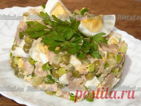 Салат из печени трески

Тресковая печень - это основной источник такого полезного и незаменимого продукта, как рыбий жир. В ней содержится большое количество витаминов A и D. Я хочу поделиться рецептом салата из печени трески, он получается нежный и вкусный, а добавление маринованного огурчика придаёт блюду особую пикантность. 
Для приготовления салата понадобится: 
печень трески - 1 банка; 
яйцо - 2 шт.; 
горошек - 1/2 банки; 
маринованный огурец - 2-3 шт. (маленькие); 
л...