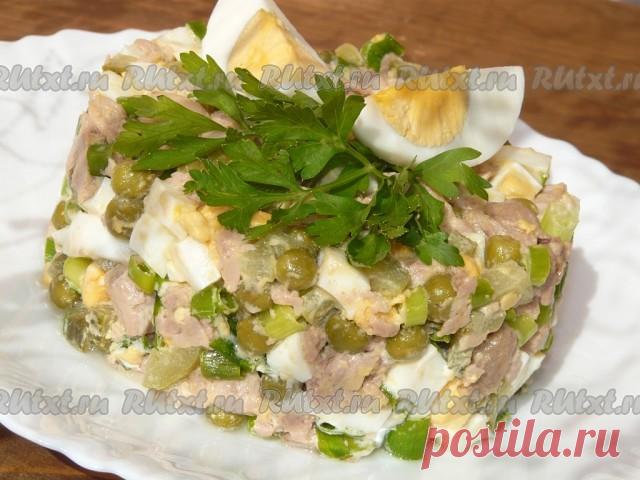 Салат из печени трески

Тресковая печень - это основной источник такого полезного и незаменимого продукта, как рыбий жир. В ней содержится большое количество витаминов A и D. Я хочу поделиться рецептом салата из печени трески, он получается нежный и вкусный, а добавление маринованного огурчика придаёт блюду особую пикантность. 
Для приготовления салата понадобится: 
печень трески - 1 банка; 
яйцо - 2 шт.; 
горошек - 1/2 банки; 
маринованный огурец - 2-3 шт. (маленькие); 
л...