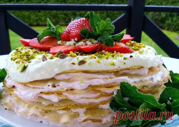 Блинный торт
Ингредиенты
400 мг Молоко
2 яйца
2 ст.л сахара
0.5 ч.л. соли
0.5 ч.л. соды
~250-300 гр. муки
3 ст.л. растительного рафинированного масла
Крем
500 гр. сметаны 20 % жирности отвешенной + 100 гр сах. пудры
250 гр. сыра рикотта + 50 гр. сахарной пудры
50 гр. фисташки
150 гр. клубники или других свежих ягод