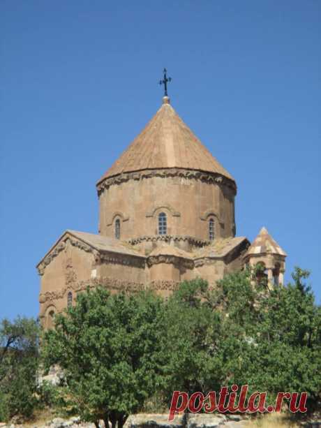 Խաչվերաց կամ Սուրբ խաչ
Խաչվերաց տոն – Հայ Առաքելական եկեղեցու հին տաղավար տոներից մեկը, որը տոնվում է սեպտեմբերի 11-17-ը ընկած ժամանակահատվածում՝ կիրակի օրը:
Ընդհանուր առմամբ` Խաչվերացը կամ «Սըրբխեչը» աշնան սկիզբը խորհրդանշող ուրախ տոն է: Տոնի նախօրեին` շաբաթ օրը կանայք խմորեղեն են պատրաստում, տղամարդիկ` ուլ մորթում ու գորովի պատրաստում: Ժողովրդական ավանդության համաձայն, ուլի միսը և ձավարով փլավն այդ օրվա առանձնահատուկ ուտելիքն է, առանց որի տոնը լիարժեք չի կարող լինել: