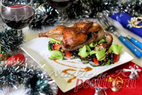 Жареные перепелки на салатной подушке