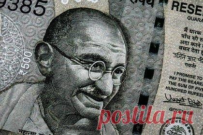 Российские нефтяники нашли необычный способ вывести зависшие рупии. Российские нефтяные компании нашли необычное решение проблемы застрявших в Индии рупий, полученных за экспортные поставки, заявил аналитик ФГ «Финам» Александр Потавин. Он рассказал, что возврат валютной выручки производится с помощью криптовалют — рупии выводят из Индии через ОАЭ через покупку стейблкоинов.