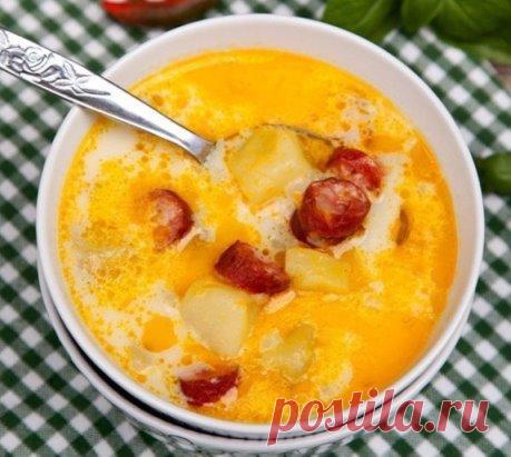 Суп с копчеными колбасками. 
Лучший рецепт ароматного супа, заправленного сметаной, с копчеными колбасками и картофелем. 
Ингредиенты 
3 шт. колбаса (копченые колбаски) 
700 гр. картофель