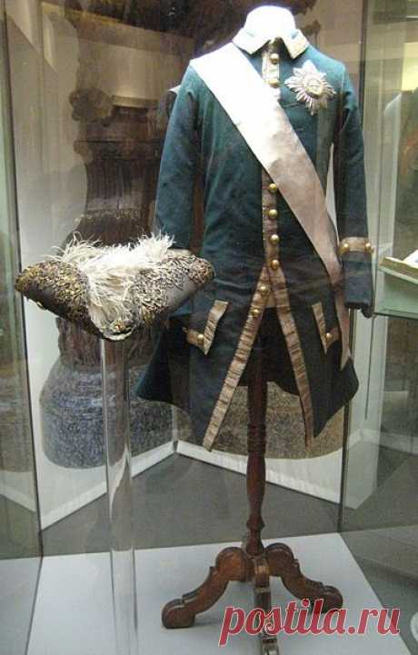 Мундир обер-офицера лейб-гвардии Семеновского полка. Россия, 1756-62. Сукно, золотный галун, шелк. Принадлежал поручику А. Ф. Талызину. В нем Екатерина 2 возглавила поход гвардии на Петергоф в день переворота 28 июня 1762 года. / Историческая справка