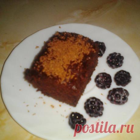 150 г сливочного масла
65 г какао-порошка 2/3 стакана
200 г сахара 
2 яйца
1 ч. л. ванильного экстракта
100 г муки

Растопить масло, нагревая в микроволновке около 30 секунд. Добавить сахар, какао и ваниль, хорошо перемешать.Добавить яйца по одному за раз, каждый раз слегка взбивая. Добавить муку и перемешать. Смазать маслом форму, пригодную для микроволновки. Выложить тесто в форму. Готовить в режиме высокой мощности 8-10 минут.