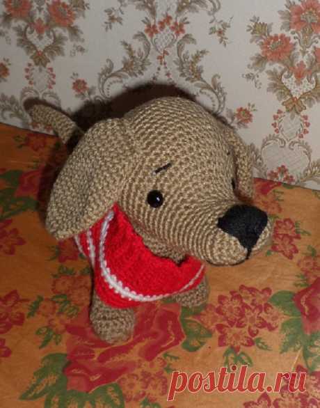 Такса Юми, связанная крючком.