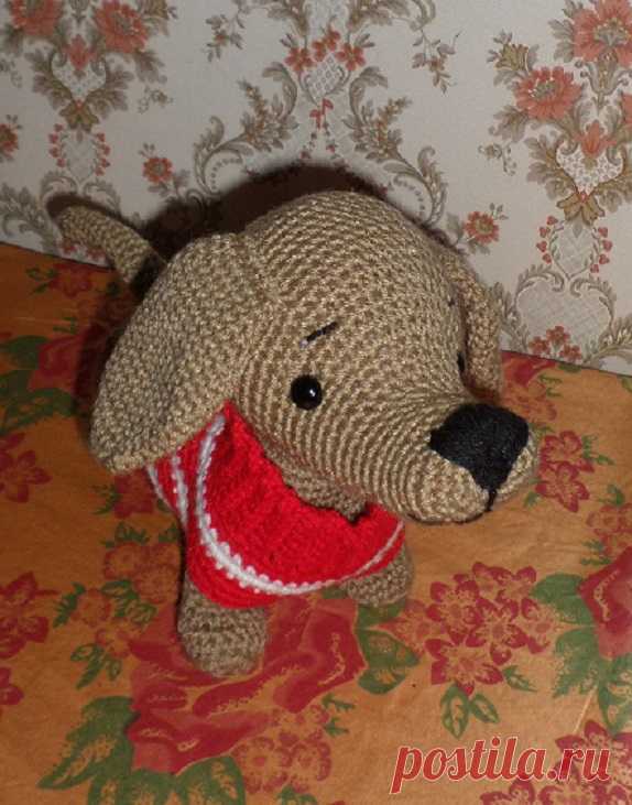 Такса Юми, связанная крючком.