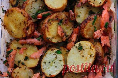 Картошечка по-деревенски с красной рыбкой |