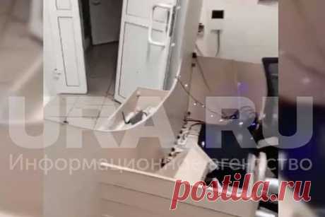 В российской больнице медработники устроили драку и разгромили приемный покой. В центральной районной больнице поселка Мишкино Курганской области подрались медработники, отмечавшие новогодний корпоратив. Во время застолья между сотрудниками медучреждения началась ссора, в ходе которой они переместились в здание больницы. В результате участники конфликта разгромили приемный покой.