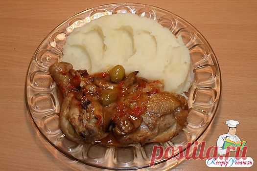 Курица по-провански
 Время приготовления: 1 час 25 минут.

Ингредиенты:Ингредиенты:
курица 1 кг.
лук 2 шт.
помидоры 3 шт.
шампиньоны 400 г.
вино белое 150 мл.
маслины 80 г.
чеснок 2 зубка
черный молотый перец по вкусу
соль по вкусу
подсолнечное масло для жарки