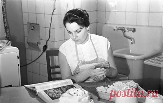 Редкие фото наших любимых артисток, готовящих на своих кухнях в домашней обстановке - Сабрина Делая одну из последних подборок о советских актеров, мне на глаза попались фотографии, на которых были запечатлены известные актрисы готовящие еду дома на своих кухнях. Поэтому я решил углубиться в данную тематику и найти в архиве больше подобных кадров. Представляю вашему вниманию свою подборку. Наверняка найдутся те, кто станет утверждать, что снимки постановочные. Я даже […]
