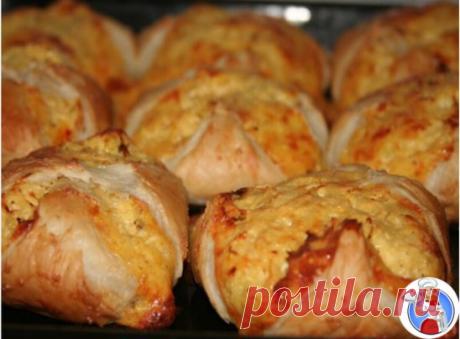 КУРОЧКА В КОНВЕРТИКЕ. Вкуснятина!

ПОТРЕБУЕТСЯ:

400 грамм филе курицы,
пачка (две пластинки) слоеного теста,
морковка, 3 луковицы,
столовая ложка яблочного уксуса,
соль с перцем и специи для курицы

ПРИГОТОВЛЕНИЕ:

Первым делом готовим начинку (либо с вечера, оставив её в холодильнике, либо за час-полтора до приготовления).
Нарезаем кубиками филе курицы, нарезаем лук, морковку пропускаем через терку, добавляем специи, соль, перец и яблочный уксус.
Раскатываем слоеное тесто – у нас должна п