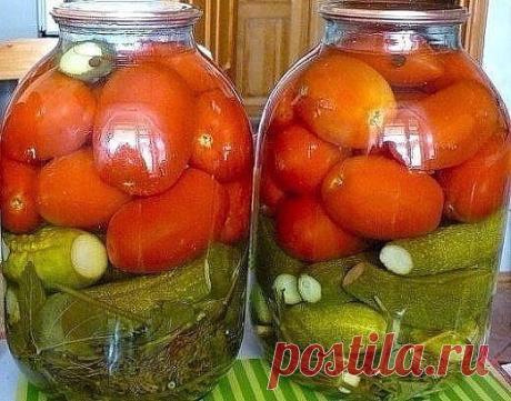 Помидоры с огурцами на зиму (овощное ассорти)
Для тех, кому не очень нравится долго стоять у плиты и заготавливать море еды. Здесь в одной банке и помидоры и огурцы. И, поверьте, один другому не мешает. Помидоры получаются вкусными, сладкими, а огурцы не пересоленными. Сладкий перец можно и не класть, но он дает отличный аромат овощам и его нужно всего один на банку.
Помидоры нужно брать небольшие, плотные. Соотношение огурцов с помидорами на ваше усмотрение. Очень рекомендую попробовать, потому