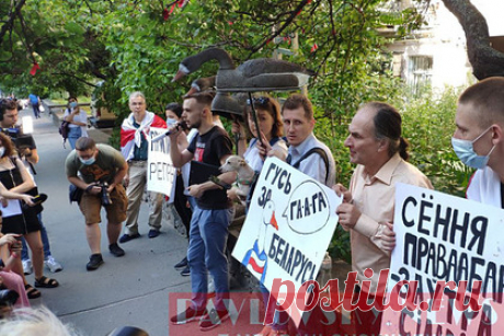 К белорусскому посольству в Киеве принесли гусей и потребовали ухода Лукашенко. Несколько десятков сторонников белорусской оппозиции принесли к посольству республики в Киеве фигурки деревянных гусей и потребовали ухода президента Александра Лукашенко со своего поста. Они назвали свою акцию «Гусь за Беларусь», так как гоготание птицы напоминает название города Гаага.