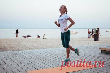Жиросжигающая тренировка на все группы мышц Занимайтесь собой! Каждое упражнение выполняем по 30 секунд, 3 круга. 1. Бег на месте. 2. Приседания с прыжками. 3. Поднятие колен к руке. 4. Удар ногой в сторону. 5. Планка на прямых руках. 6. Подъем ноги и ягодиц. 7. Скручивания (пресс)  8. Подтягивание ног к груди, лежа на спине. Источник.