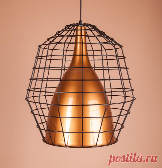 Великолепный, стильный плафон КУПЕР (близкая реплика западного бренда).
Высота клетки 560 мм, диаметр в большей части 460 мм, нижний диаметр алюминиевого плафона 360 мм.
В комплект входит: декоративный алюминиевый плафон, пластиковый электрический патрон Италия, шелковый декоративный шнур Италия 1 м, потолочная чашка.
Данный плафон был изготовлен по заказу дизайнеров, задачи делать точную копию не стояло, поэтому светильник был сделан в других размерах.