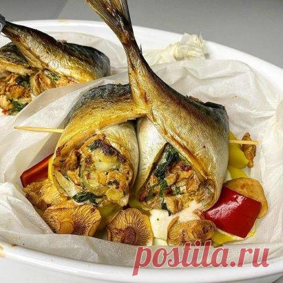 Скумбрия фаршированная лисичками и шпинатом на подушке из картофеля.
Ингредиенты:
Скумбрия -2 шт ( по 500 грамм каждая ).
.
Начинка :
Грибы -4 шт( лисички , белые , шампиньоны );
Лук -1/2 шт;
Сыр сливочный -50 грамм;
Шпинат -2 кубика ( или петрушка);
Перец -1/2 шт.
Соль и перец .
.
Гарнир :
Картофель -4 шт;
Перец -1/2 шт;
Грибы -10 шт;
Сметана -4 ст.л.
Соль и перец .
.
Приготовление :
Рыбу потрошим , разрезаем по хребту не доходя до конца хвоста . Удаляем кости и маринуем в соли , перце и сок