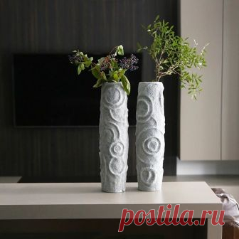 Люблю эти парные вазы😍 Оформленные причудливыми объемными узорами, они рождают в голове самые разные ассоциации, например, с симметричными кругами на воде. Динамичные образы в застывшей керамике.💡 подробнее на сайте http://savour.design #керамика #глина #декор #интерьер #квартира #вазы #предметыдекора #decor #intrrior #style #savour