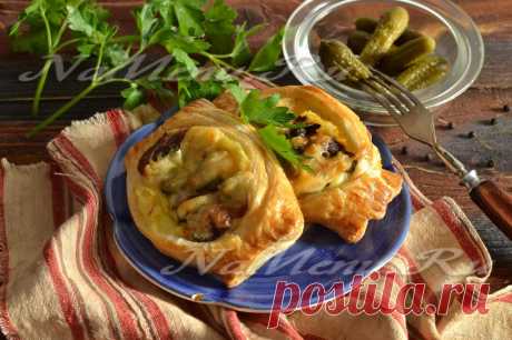 Лодочки из слоёного теста с картофелем, мясом и огурчиками