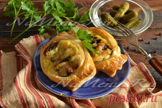 Лодочки из слоёного теста с картофелем, мясом и огурчиками