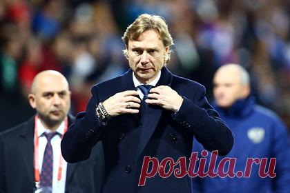 Карпин объявил решение о будущем в сборной России. Главный тренер сборной России Валерий Карпин останется в сборной России до окончания контракта. Специалист заявил, что подумал и принял решение продолжить работу с командой. По его словам, он верит в то, что сможет подготовить сборную России к стыковым матчам за попадание на чемпионат мира-2022.