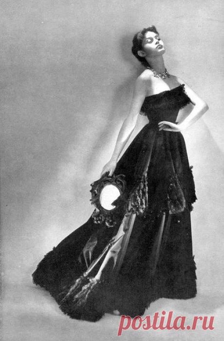 Брижит Бардо. Ещё никакая не кинозвезда, а просто юная хорошенькая студентка балетной школы демонстрирует вечерние наряды Christian Dior, Jean Patou, Pierre Balmain, Balenciaga и Jacques Heim в фотосессии Жоржа Саада, 1950 г. / Путь моды