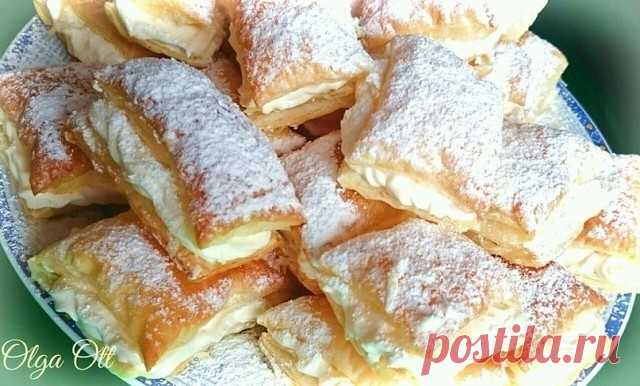 Пирожные «Наполеончики»

Пирожные из готового слоёного бездрожжевого теста готовятся достаточно просто и быстро, получаются аппетитными и вкусными! Если хочется порадовать близких вкусной выпечкой, а времени мало - это рецепт идеально подойдёт. 

Ингредиенты: 
готовое слоеное бездрожжевое тесто-1 упаковка; 
Для крема: 
сгущенное молоко- 1/2 банки; 
сливочное масло-150 гр; 
Сахарная пудра 

Способ приготовления: 

Слоеное тесто разложить на столе, дать разморозиться... немн...