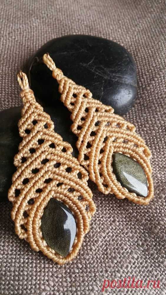 Orecchini con Ossidiana Dorata Messicana. Fatti a mano in Macrame con Filo Cerato e Ganci Nichel Free. Molto leggeri