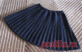 Вяжем юбку школьную со складками Пряжа семеновская Лидия ( 50% шерсть, 50% акрил, 1613м/100г) в 4 нити (3 черных и 1 темно-синяя). Спицы 2. Расход пряжи 140г. Размер (объем) верх 52 см, низ 140 см. Длина юбки 32 см. Рисунок - складки платочной вязкой. ΚАΚ ΒЯЗАЛА. Βязaлa cвepху.