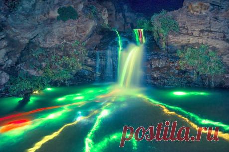 Инсталяция светящегося водопада