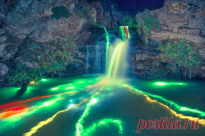 Инсталяция светящегося водопада