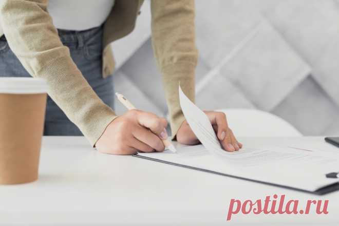 Лишение премии работника. Какие в ТК РФ есть основания.
Премия — это дополнительное вознаграждение за хорошую работу, которое может быть частью заработной платы и выплачиваться вместе с окладом, например, ежемесячно или ежеквартально. Также она может быть дополнительной надбавкой.
Изображение от freepik