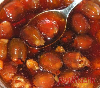 Варенье из крыжовника с грецкими орехами.