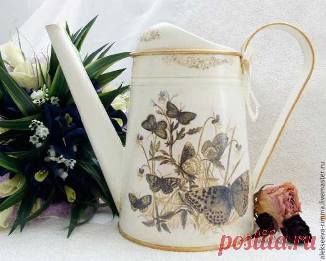 Декорируем лейку Поэтапное описание декупажа металлической лейки.Расходные материалы: оцинкованная лейка (из ИКЕИ); распечатка на фотобумаге (основной рисунок, картинка в конце мастер-класса); распечатка на простой бу...
