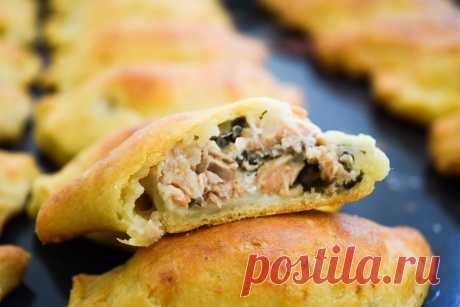 Пирожки из творожного теста с горбушей и щавелем - СделаемВкусно.ру Запеченные до золотистой корочки пирожки из творожного теста с щавелем, увенчанные большим количеством рыбной начинки. Сделаем вкусно!