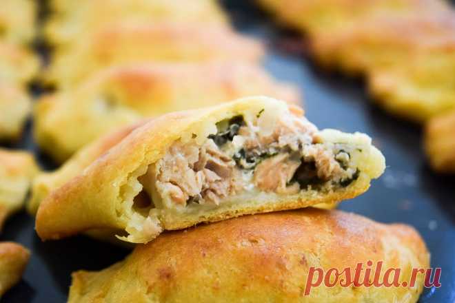 Пирожки из творожного теста с горбушей и щавелем - СделаемВкусно.ру Запеченные до золотистой корочки пирожки из творожного теста с щавелем, увенчанные большим количеством рыбной начинки. Сделаем вкусно!