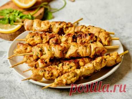 Куриные шашлычки, маринованные в лимоне Этот восхитительный рецепт куриных шашлыков, маринованных в лимоне, представляет собой неотразимое сочетание средиземноморских и ближневосточных вкусов. Курица быстро замариновывается