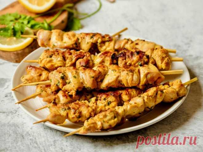 Куриные шашлычки, маринованные в лимоне Этот восхитительный рецепт куриных шашлыков, маринованных в лимоне, представляет собой неотразимое сочетание средиземноморских и ближневосточных вкусов. Курица быстро замариновывается