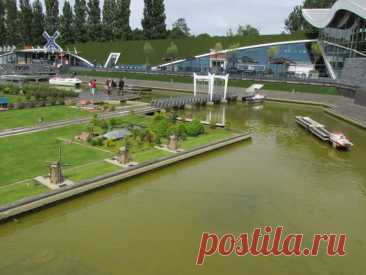 Madurodam (Нидерланды) Мадуродам (парк миниатюр) находится в окрестностях Гааги. Он был открыт в 1952 году и с тех пор его посетили десятки миллионов туристов. Это не только туристическая достопримечательность Гааги и Нидерландов, но и памятник жертвам войны. Миниатюрный город назван по имени Джорджа Мадуро,...