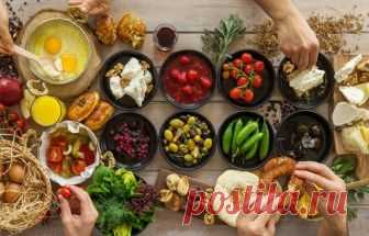 10 полезных уловок, которые спасут подпортившиеся продукты Если с едой произошли неприятные изменения, не спешите ее выкидывать. Есть несколько уловок, которые помогут вернуть вторую жизнь продуктам.